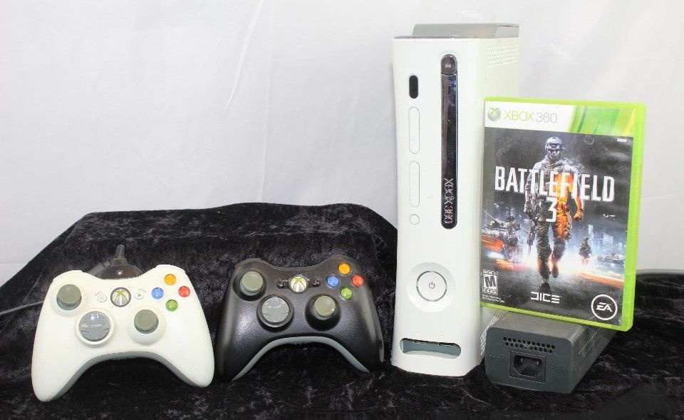 XBOX 360 Game Console 60GB HDD W/ 2 Controllers & 1 Game

