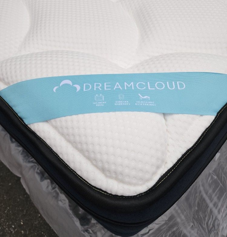 LIKE NEW! DreamCloud Premier Queen Mattress - Delivery Available