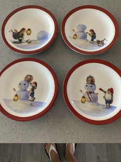 William Sonoma Christmas Plates 7 Inches