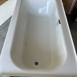 BRAND NEW BATHRUB RIGHT SIDE DRAIN WITH SMALL SCUFF 