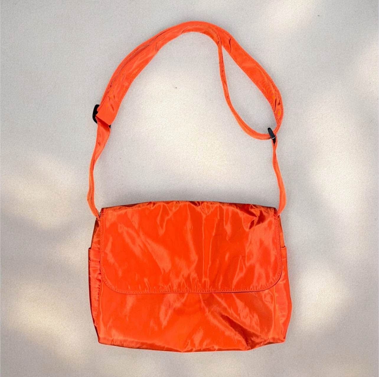 Medium sized windbreaker-bag
