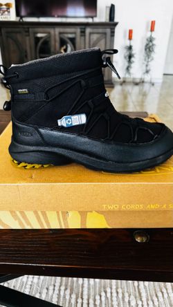 Keen women boots size 10