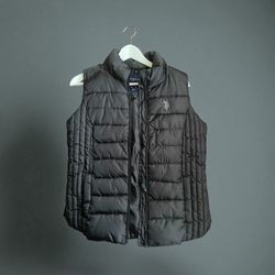 Us Polo Assn Women's Puffer Sleeveless Vest in size M