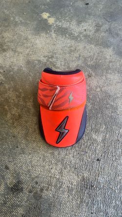 BRUCE BOLT arm guard