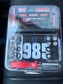 M2 Machines: 1985 Toyota Truck Model Kit WMTS06 26-11 - New