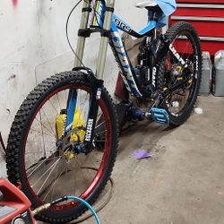 Giant Glory Downhill Bike Size Medium 2014