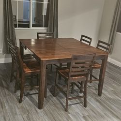 Beautiful dining room table w/6 matching chairs