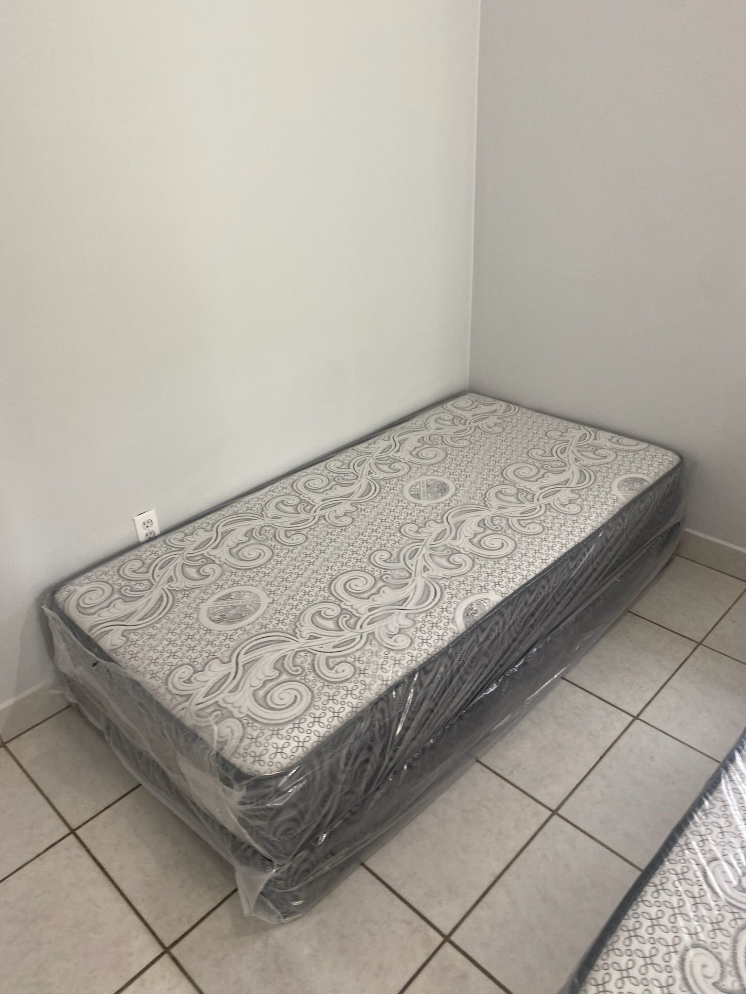 NEW TWIN SIZE SET MATTRESS AND BOX SPR+ING 2pcs
