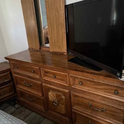 Queen Broyhill Medium Oak Bedroom. Suite 