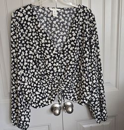 🌻H&M Black and White Daisy Floral Crop Top Long Sleeve V-Neck Drawstring Hem Blouse.
Women Size: XXL (20)
Cropped, Floral, Cottagecore, Boho Chic, Ro