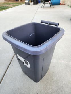 Trash Can 8 Gallon Black & Grey