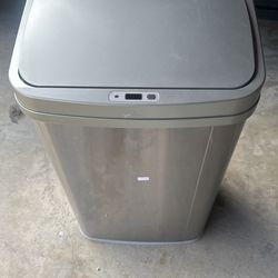 Nine Stars Trash Cans
