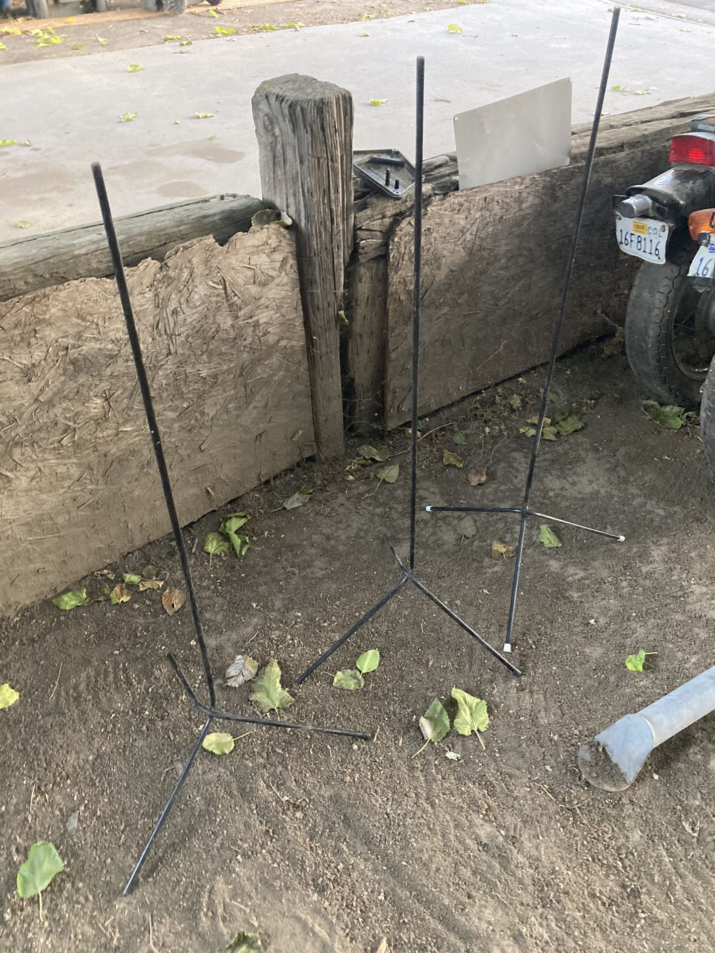 Cool Skinny Metal Stand Things