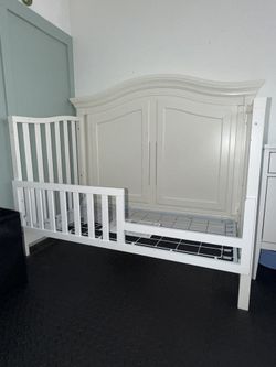 Baby crib/ Toddler Bed