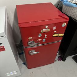 Insignias Retro 3.1 cu. Mini Fridge with Too Freezer and Energy Star Certification-RED
