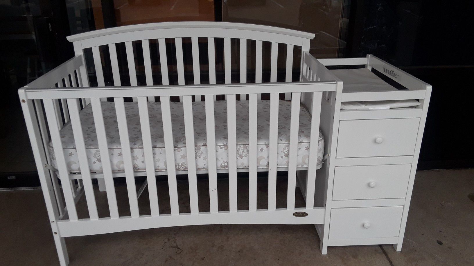 "Nice Dream on Me" Crib with Changing Table