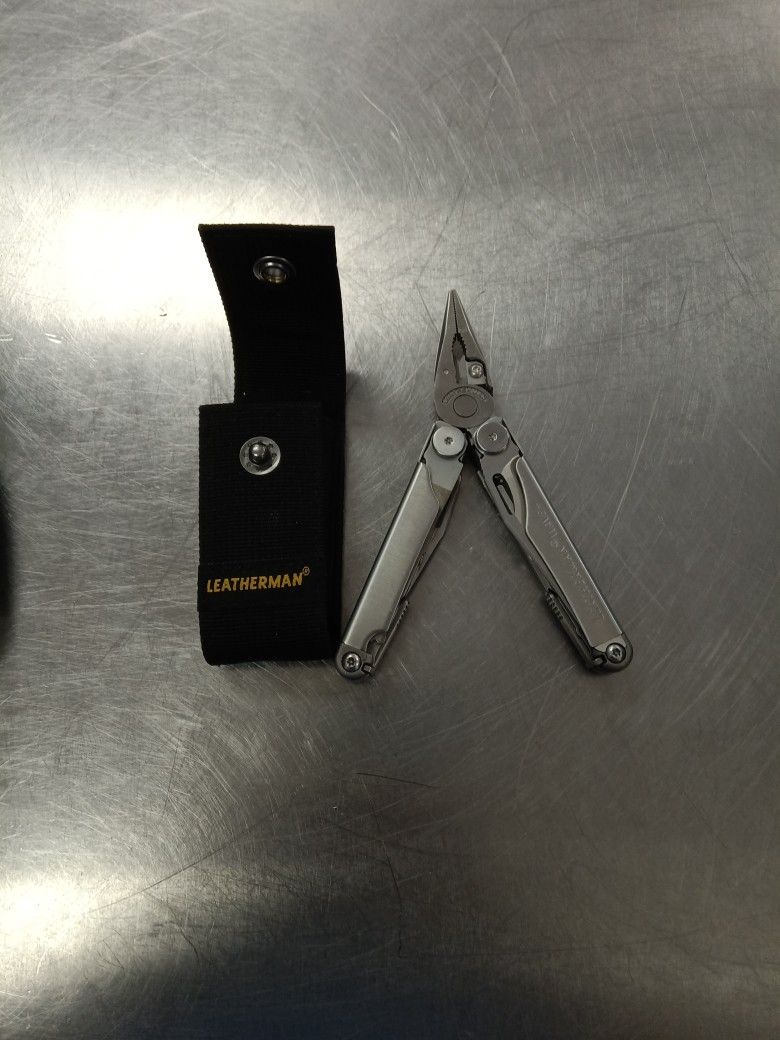 Leatherman Two Model Skeletool And Model Wave +
