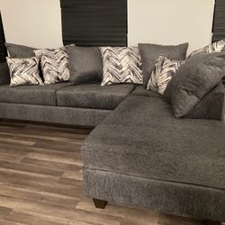Grey Fabric Sectional W Pillows 