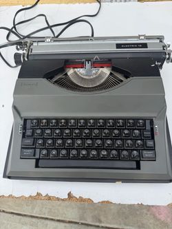Vintage Sears Electric 12 Electronic Typewriter With Original Carrying Case