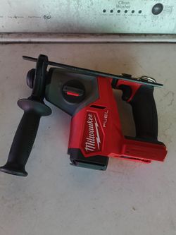 Milwaukee
M18 FUEL 18V Lithium-Ion Brushless Cordless 5/8 in. SDS-Plus Rotary Hammer (Tool-Only) poco uso