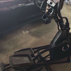 Elliptical 425 Firm Near AV College Nautilus E616 Elliptical very nice machine