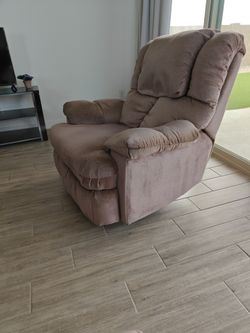 Swivel Rocker Recliner – Very Good Condition