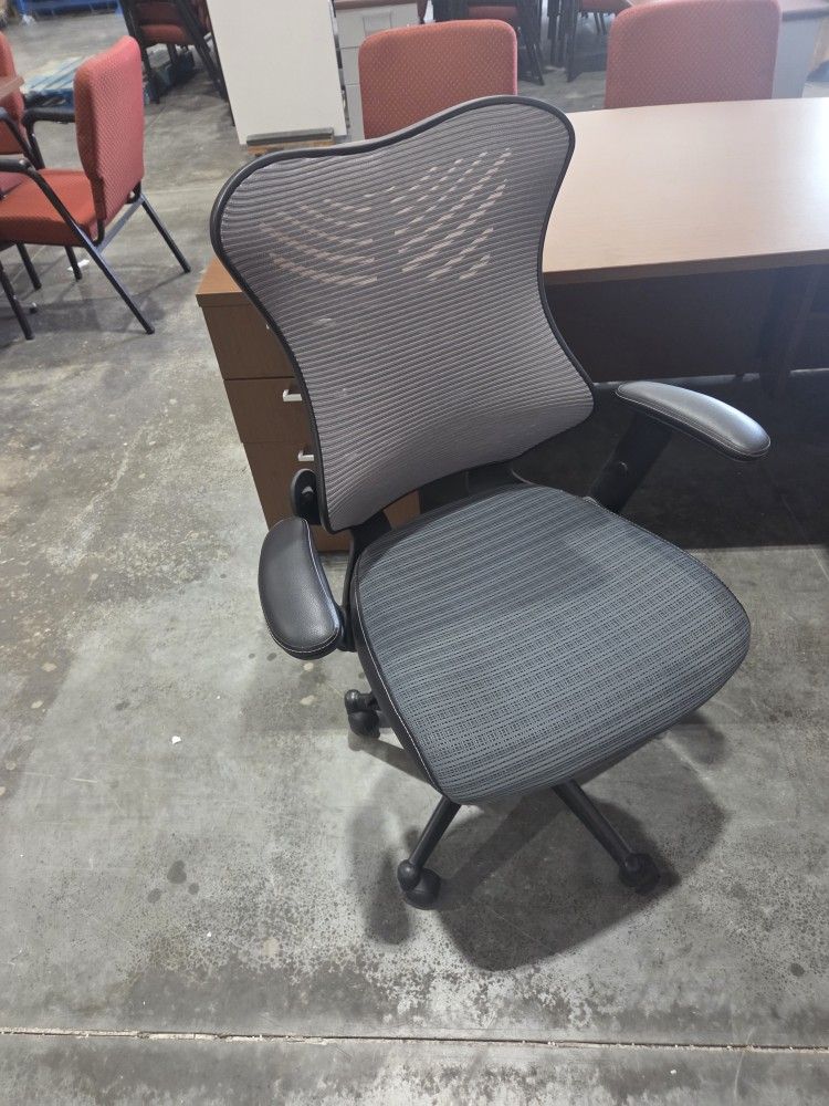 OFFICE CHAIR (SLIGHTLY USED)