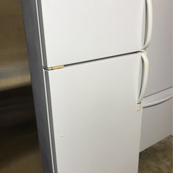 Frigidaire Refrigerator Top Freezer White 
