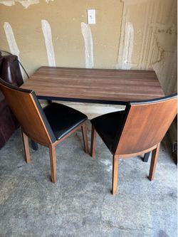 Nice table and chairs