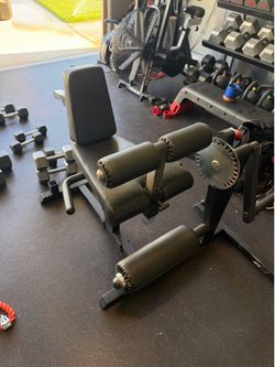 Leg extension machine