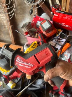 Serrucho 12 volt Milwaukee