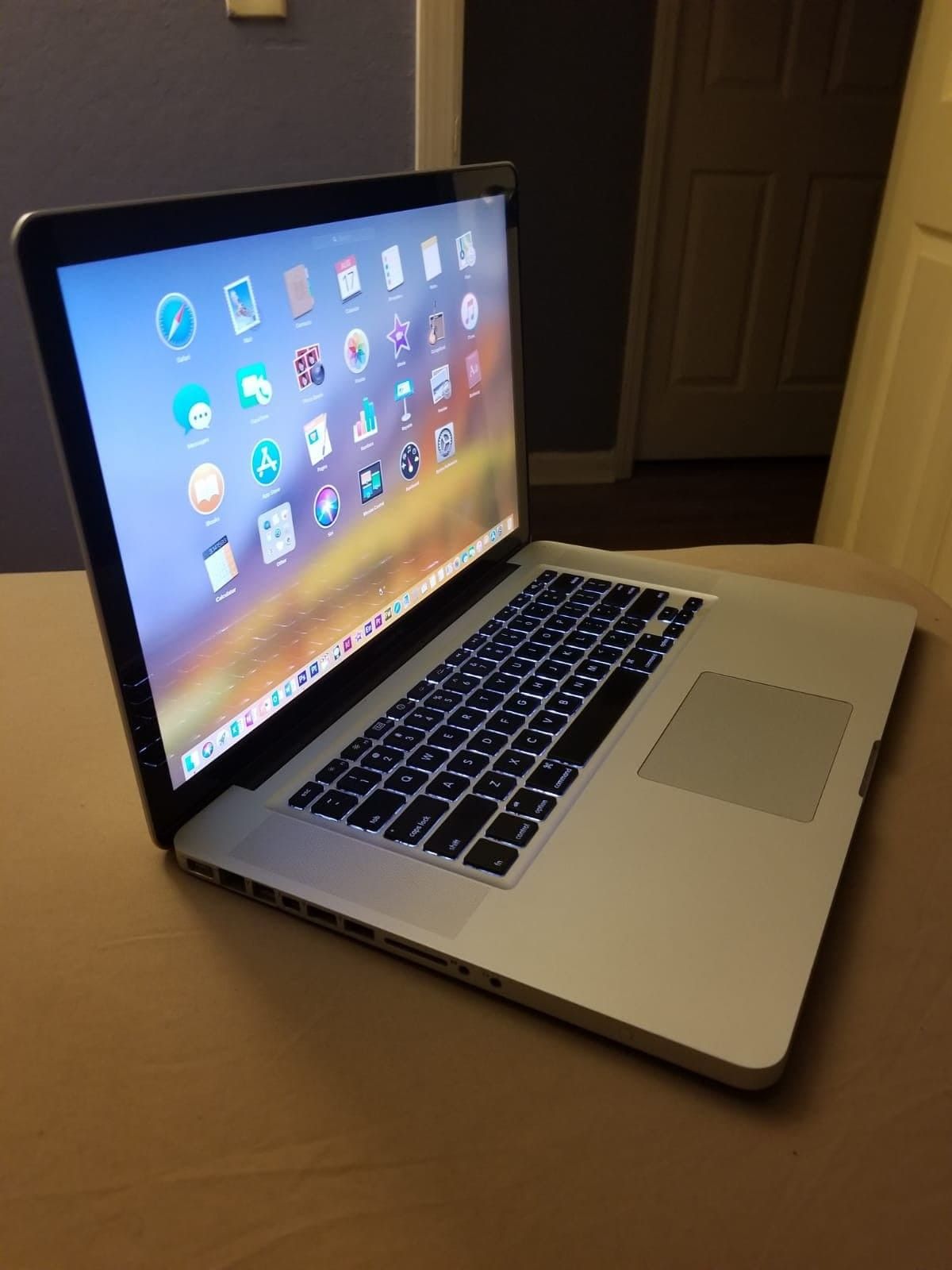 Excellent Apple Macbook Pro 15 inch with Intel Core i7 Proccesor