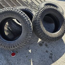 4 Used Tires Excellent Condition  LT245/75/17 De Uso.