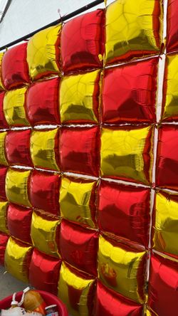 Balloon wall gold and red