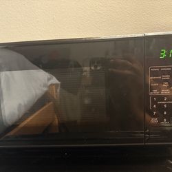 Mainstays 0.7 Cu ft Countertop Microwave Oven, 700 Watts, Black (Great Condition)