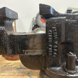 Athol M&F Co 643 1/2 Swivel Jaw Bench Vise In Excellent Condition 