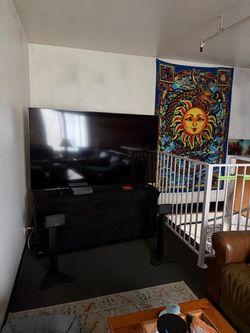 SAMSUNG 75in SMART TV.