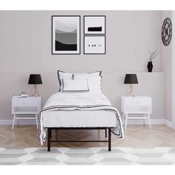 Metal Platform Bed Frame / Mattress Foundation. 