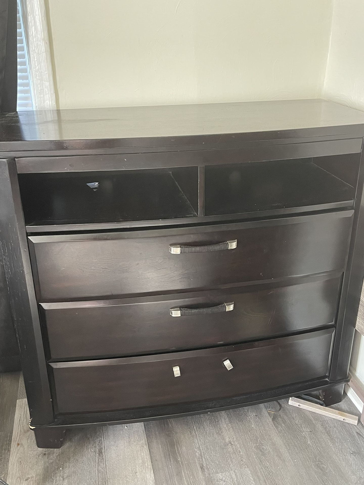 2 Dresser 