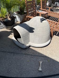 Igloo doghouse
