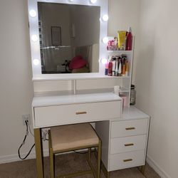 Vanity Table with LED Mirror – Excellent Condition