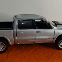 2019 Dodge Ram 1500 Crew Cab Laramie Pickup Truck, Silver - Showcasts 77357SV - 1/27 Scale Diecast Model Toy Car