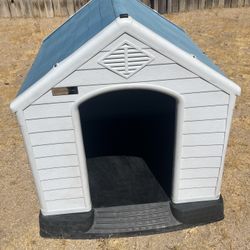 Medium -Large Dog House Just Cleaned Up Inside & Out 