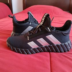 New Adidas Size 6 Women $25