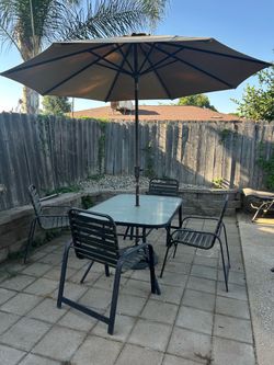 4-Person Patio Table & Chairs with Large Umbrella – Great Condition