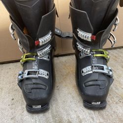 Men’s Size 10 Salomon Ski Boots 