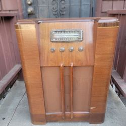 Montgomery Ward Airline Console Loop Radio From The Late 1930s Or Early 1940s