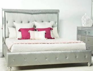 Silver glam bedroom set with led headboard