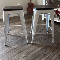 2 Bar Stools 