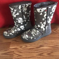 Ugg boots small size 7 will fit a size 6 better